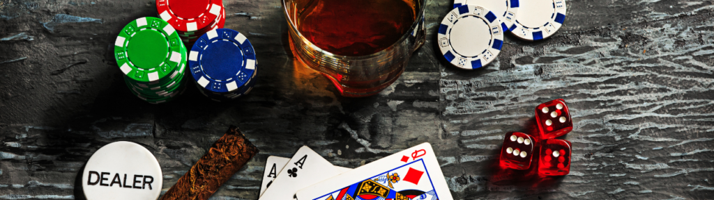 Table avec un blackjack en ligne et un cigare
